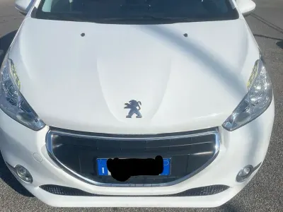 Usata Peugeot 208 68 CV (50 kW) 2014 Bianco Utilitaria