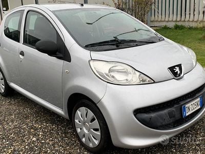 Gebraucht Peugeot 107 Urban Move 68 PS (50 kW) 2008 Grau Kleinwagen
