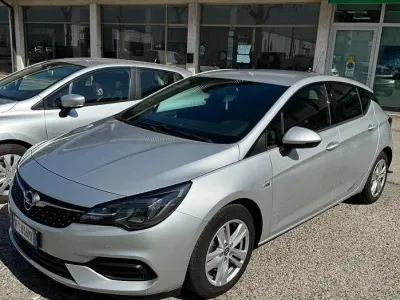 Usata Opel Astra GS Line 105 CV (77 kW) 2020 Grigio Berlina