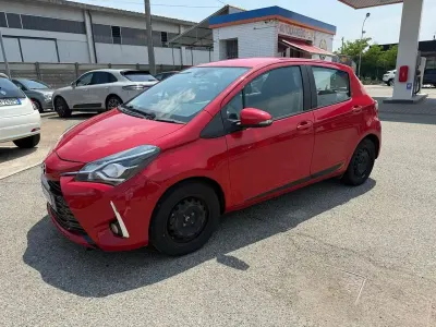 Usata Toyota Yaris Lounge 69 CV (50 kW) 2017 Rosso Berlina