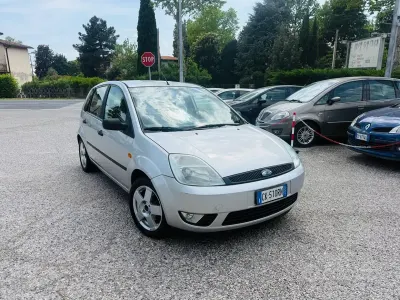 Usata Ford Fiesta Ghia 75 CV (55 kW) 2003 Grigio Utilitaria