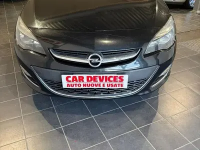 Używany Opel Astra 120 KM (88 kW) 2013 Czarny Sedan/Limuzyna