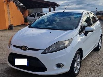 Usata Ford Fiesta 70 CV (51 kW) 2012 Bianco Utilitaria