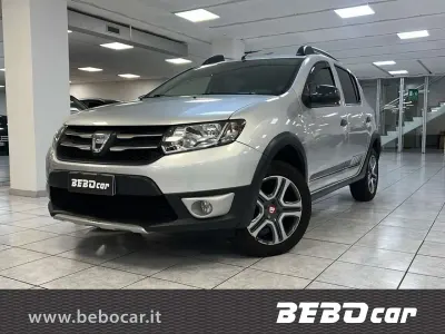 Usata Dacia Sandero Lauréate 90 CV (66 kW) 2014 Argento Berlina