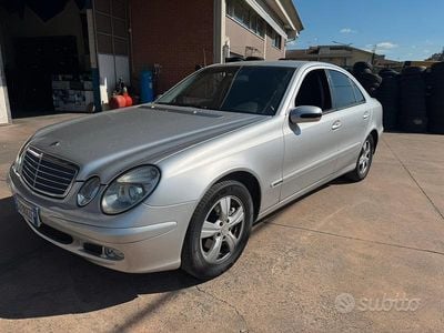 Usata Mercedes E270 177 CV (130 kW) 2002 Grigio Berlina