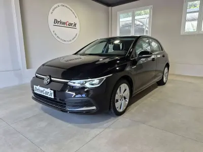 Usata VW Golf VIII Pro 131 CV (96 kW) 2023 Nero deep met. Berlina