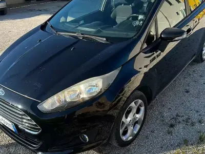 Usata Ford Fiesta 75 CV (55 kW) 2014 Blu Utilitaria