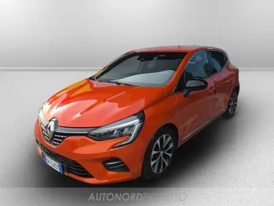 Käytetty Renault Clio V Techno 145 HP (106 kW) 2023 Oranssi Sedan
