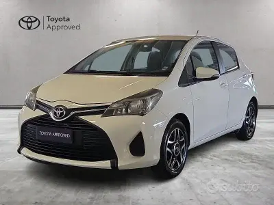 Usata Toyota Yaris Cool 69 CV (50 kW) 2014 Super white Utilitaria