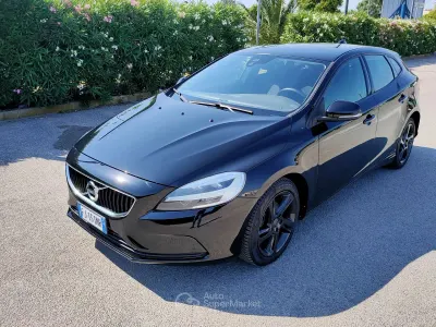Usata Volvo V40 120 CV (88 kW) 2017 Nero Berlina