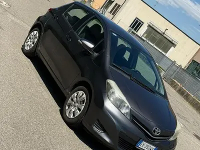 Usata Toyota Yaris 69 CV (50 kW) 2011 Grigio Utilitaria
