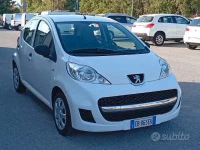 Usata Peugeot 107 Access 68 CV (50 kW) 2011 Bianco Utilitaria