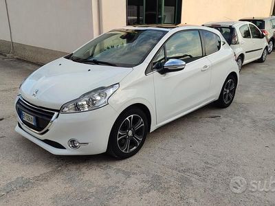 Usata Peugeot 208 68 CV (50 kW) 2013 Bianco Utilitaria