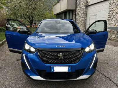 Usata Peugeot 2008 Allure 131 CV (96 kW) 2023 Blu/azzurro SUV