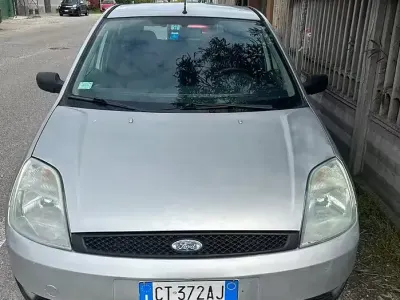 Usata Ford Fiesta 68 CV (50 kW) 2005 Grigio Utilitaria