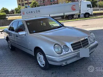 Usata Mercedes E200 136 CV (100 kW) 1996 Grigio Berlina