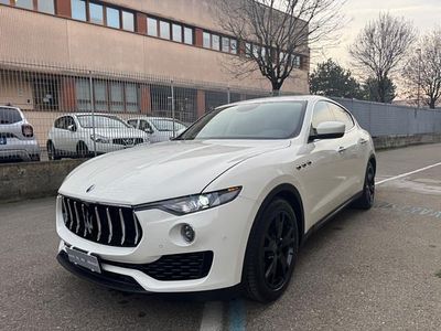 Bianco pastello Usata 2021 Maserati Levante SUV | 38.900 € (Buon prezzo)