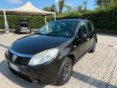 Usata Dacia Sandero Lauréate 75 CV (55 kW) 2009 Nero Utilitaria