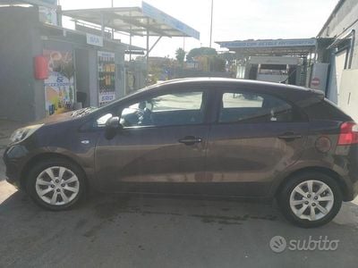 Usado Kia Rio 90 HP (66 kW) 2013 Castanho Citadino