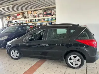 Usata Peugeot 207 Access 70 CV (51 kW) 2011 Nero Station wagon