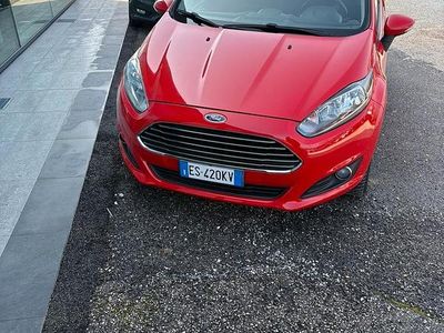 Usata Ford Fiesta 60 CV (44 kW) 2013 Rosso Utilitaria