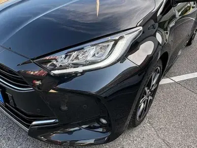 Usata Toyota Yaris Hybrid Lounge 92 CV (67 kW) 2020 Nero Berlina