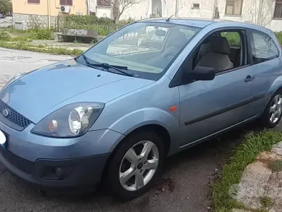 Usado Ford Fiesta Ghia 68 HP (50 kW) 2007 Azul Citadino