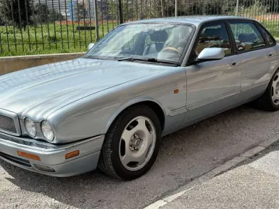 Usata Jaguar XJR 320 CV (235 kW) 1995 Ice blu metallic Berlina