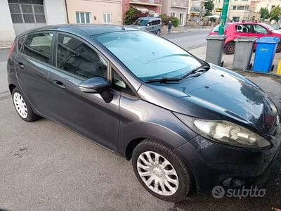 Usata Ford Fiesta 73 CV (53 kW) 2010 Grigio Utilitaria