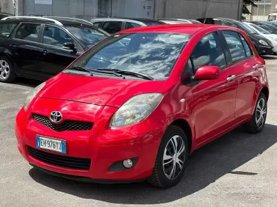 Usata Toyota Yaris Sol 69 CV (50 kW) 2011 Rosso Utilitaria