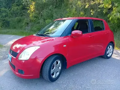 Begagnad Suzuki Swift GLX 92 HK (67 kW) 2005 Röd Halvkombi