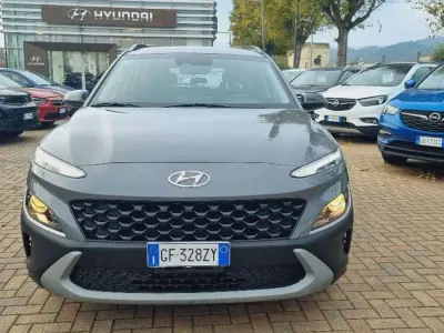 Käytetty Hyundai Kona 105 HP (77 kW) 2021 Harmaa Katumaasturi
