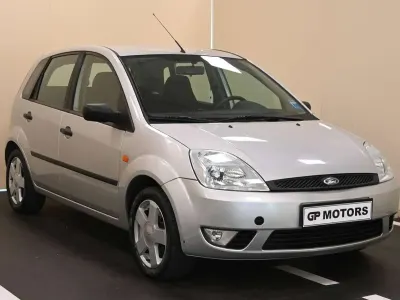 Usata Ford Fiesta Zetec 68 CV (50 kW) 2004 Grigio Utilitaria