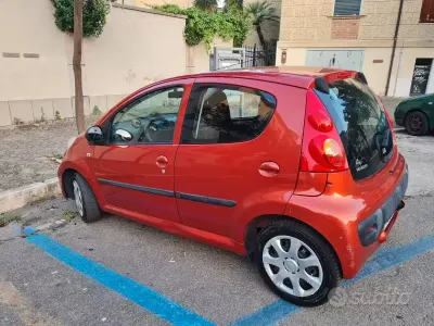 Usata Peugeot 107 54 CV (39 kW) 2010 Arancione Utilitaria