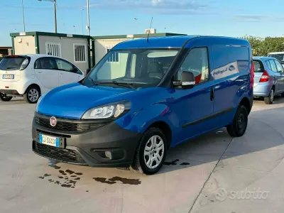 Usata Fiat Doblò Lounge 90 CV (66 kW) 2022 Blu Monovolume