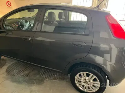 Usata Fiat Grande Punto 77 CV (56 kW) 2017 Grigio Utilitaria