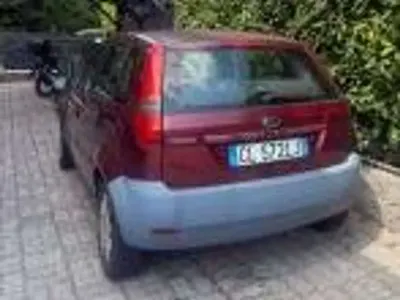 Usata Ford Fiesta Zetec 79 CV (58 kW) 2004 Marrone Utilitaria