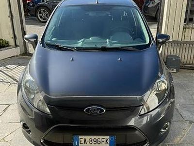 Usata Ford Fiesta Titanium 68 CV (50 kW) 2010 Grigio Utilitaria