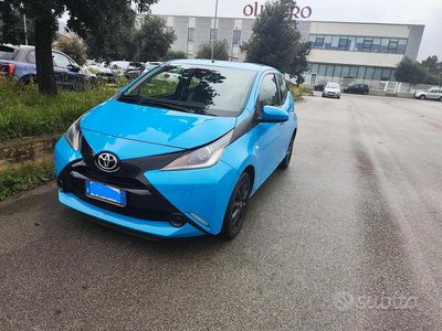 Usata Toyota Aygo Business Edition 69 CV (50 kW) 2018 Blu Utilitaria