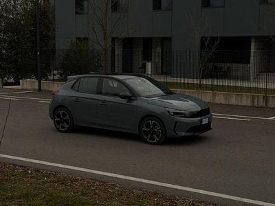 Usata Opel Corsa GS Line 101 CV (74 kW) 2024 Grigio Berlina