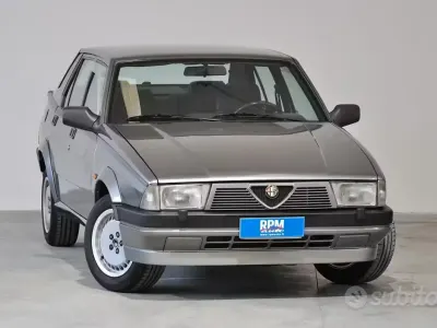Usata Alfa Romeo 75 148 CV (108 kW) 1987 Grigio Berlina