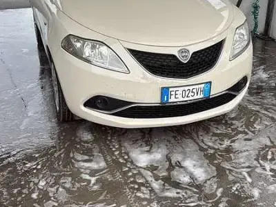 Usata Lancia Ypsilon Gold 95 CV (69 kW) 2016 Utilitaria