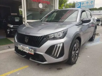 Usata Peugeot 2008 Allure 131 CV (96 kW) 2023 Grigio moda SUV