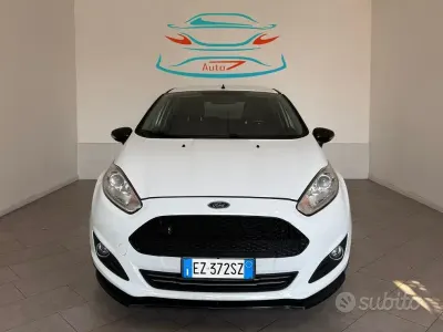 Usata Ford Fiesta 101 CV (74 kW) 2015 Bianco Utilitaria