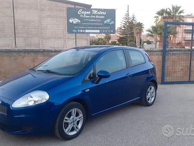 Usado Fiat Grande Punto Dynamic 77 HP (56 kW) 2006 Azul Citadino