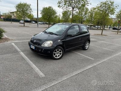 Usata Toyota Yaris 68 CV (50 kW) 1999 Nero Utilitaria