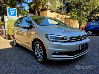 Begagnad VW Touran Executive 150 HK (110 kW) 2024 Beige Minibuss