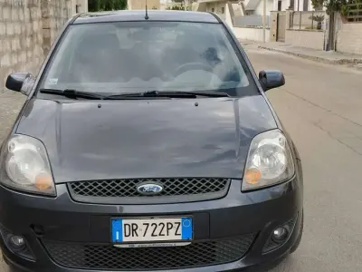 Usata Ford Fiesta Ghia 75 CV (55 kW) 2008 Grigio Utilitaria
