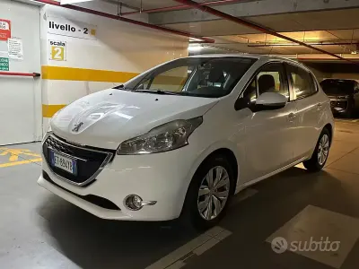 Usata Peugeot 208 Active 68 CV (50 kW) 2015 Bianco Utilitaria
