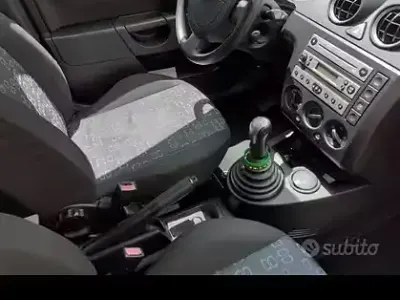 Usata Ford Fiesta Ghia 68 CV (50 kW) 2005 Grigio Utilitaria